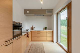 <p><strong>Paradijselijk drieslaapkamerappartement in Wilrijk<br />Welkom in de Tuinen van Eden, een plek in Wilrijk waar je meteen weet: hier is het goed. Hier woon je in het groen, op een rustige en goed bereikbare plek, waar buurtgevoel en comfort hand in hand gaan. Of je nu op zoek bent naar je eerste échte thuis, een nieuw begin of gewoon wat meer ademruimte: Meibeemd 5 is er eentje om te koesteren.</strong></p>
<p><strong>Wat dit project écht bijzonder maakt? Het duurzame karakter. Dankzij een slim geothermisch warmtenet ben je voor 80% onafhankelijk van het klassieke energienet: goed voor het klimaat én je energiefactuur. Tel daar nog eens een uitstekende ligging bij: op fietsafstand van het centrum, vlakbij openbaar vervoer en grote invalswegen - en je begrijpt meteen waarom dit nieuwbouwproject zoveel potentieel heeft. Een frisse start op een plek waar alles samenkomt. Eden ligt dichterbij dan je denkt…</strong></p>
<p><strong>Inkomhal en ruime living</strong><br />Wandel binnen in je gloednieuwe thuis en ruik het potentieel. Hier is alles nog blanco: muren die wachten op jouw kleur, ruimtes die smeken om jouw meubels: alles vraagt om jouw verhaal. De grote raampartijen zorgen voor een constante stroom daglicht - en die vloerverwarming onder je voeten? Pure luxe.</p>
<p><strong>Tuin én terras</strong><br />Vanuit je living wandel je zo je privé-paradijs in. Een ruim terras met aansluitend een mooie tuin op het zuiden, waar je straks je eerste lenteaperitief schenkt, je zomerbarbecue organiseert of simpelweg met je blote voeten in het gras zit. Buitenruimte zoals je ze maar zelden vindt in een stad zo dicht bij alles.</p>
<p><strong>Geïnstalleerde keuken met zicht op ‘t groen</strong><br />De keuken kijkt uit op de tuin, wat betekent: koken met zicht op rust. Volledig zen, natuurlijk. En dat uitzicht? Daar ga je geen genoeg van krijgen.</p>
<p><strong>Drie slaapkamers</strong><br />Drie kamers die je alle vrijheid geven: een slaapkamer, een bureau, een kinderkamer, een dressing - of allemaal tegelijk. Hier heb je de ruimte om te leven én te groeien.</p>
<p><strong>Badkamer met schitterend ligbad</strong><br />Een badkamer met een statement. Denk: ligbad waarin je alles loslaat, een aparte douche voor de drukke ochtenden, en een apart toilet - altijd handig, altijd welkom.</p>
<p><strong>Handig om weten</strong><br />Je krijgt er nog wat praktische troeven bovenop: ondergrondse berging, ventilatiesysteem, vliegenramen, vijf zonnepanelen én een warmtepomp. Je koopt dit pareltje onder het BTW-stelsel van 21%, dus alles is kraaknet en gloednieuw. Dit is geen appartement. Dit is een nieuwe start. PS: je kan een autostaanplaats aankopen voor €20.000!</p>
<p><strong>Meer weten? <u>Info@ugly.be</u></strong></p>