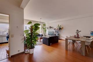 <p><span>Dit </span><span>prachtige appartement</span><span> is gelegen in de Van Breestraat in het centrum van Antwerpen. De </span><span>ligging is super centraal</span><span> met alle winkels, Stadspark, het centrum van Antwerpen en openbaar vervoer op wandelafstand. </span></p><p><span> </span></p><p><span>Dit instapklare appartement is gelegen op de </span><span>derde verdieping </span><span>en is bereikbaar met de trap of lift. We betreden het appartement in de </span><span>inkomhal.</span><span> Aan de </span><span>voorzijde</span><span> van het appartement bevindt zich de </span><span>lichtrijke leefruimte</span><span> met </span><span>keuken. </span><span>De keuken beschikt over een koelkast, oven, kookvuur, dampkap, afwasmachine en wasbak.</span><span> </span><span>Aan de achterzijde van het appartement bevinden zich </span><span>2 ruime slaapkamers</span><span>. Eén van de twee slaapkamers geeft toegang tot een aangenaam terras. De </span><span>badkamer</span><span> is voorzien van een ligbad met douche mogelijkheid, dubbele lavabo en aansluiting voor de wasmachine. Verder is er nog een </span><span>apart toilet</span><span> aanwezig. </span></p><p><span> </span></p><p><span>Indeling</span></p><p><span>- inkomhal</span></p><p><span>- gastentoilet</span></p><p><span>- woonkamer en eetkamer</span></p><p><span>- keuken</span></p><p><span>- terras 1</span></p><p><span>- slaapkamer 1 </span></p><p><span>- slaapkamer 2</span></p><p><span>- badkamer<br /><br /></span></p><p><span>Bijzonderheden</span><span><br />- lift</span></p><p><span>- algemene kosten: 110 euro per maand (provisie inclusief privé water)</span></p><p><span>- gas en elektriciteit op eigen meters</span></p><p><span>- beschikbaar vanaf 1 november 2026</span></p><p><span> </span></p><p><span>Ben jij geïnteresseerd in dit appartement te huur in Antwerpen centrum, ben je op zoek naar ander vastgoed of wens je de waarde van jouw eigendom te kennen? Dan ben je bij BOLT immo aan het juiste adres! Wij helpen jou graag verder.</span></p><p><span> </span></p>