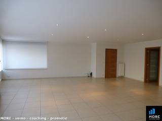 Ruim gelijkvloers appartement met aparte inkom gelegen in Westkapelle-dorp in de nabijheid van bakkerij, slagerij, krantenwinkel,... Het appartement omvat: inkomhall met inbouwkasten en gastentoilet, een ruime woonkamer met open, ingerichte keuken met aansluitend de berging met aansluiting voor wasmachine, twee slaapkamers met elk een bad- of douchekamer. <strong>Er kan een garagebox worden bijgehuurd in de residentie mits een meerprijs. Forfait gemeenschappelijke lasten: €65/maand.</strong><br /><br /><u>Er wordt binnenkort een bezoekmoment georganiseerd. Laat ons beslist weten als u hier bij wilt aanwezig zijn via "Vraag nu uw bezoek aan" op onze website.</u><br /><br /><br /><span><strong>Tehuurstelling onder voorwaarden; Zie www.more.be, "bijlagen" en onder voorbehoud van beschikbaarheid.</strong></span>