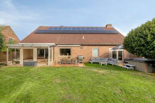 Deze charmante villa ligt in een rustige, residentiële en kindvriendelijke wijk, ideaal voor wie op zoek is naar een aangename en veilige leefomgeving. De ligging combineert het beste van twee werelden: een groene oase van rust met een vlotte verbinding door de nabijheid van diverse invalswegen en alle belangrijke voorzieningen in de buurt zoals het natuurdomein De Gavers, winkelcentra...<br /><br />INDELING: <br />Gelijkvloerse verdieping: <br />- Ruime inkomhal met gastentoilet en toegang tot de woonkamer en keuken <br />- Lichtrijke woonkamer met een gezellige zit- en eethoek<br />- Geïnstalleerde keuken met zicht op de tuin<br />- Badkamer met douche, bad, dubbele lavabo en toilet <br />- Lichtrijke, ruime slaapkamer<br />- Aparte bureauruimte ideaal voor thuiswerk <br />- Dubbele inpandige garage met extra bergruimte<br />- Lichtrijke en ruime veranda <br /><br />Eerste verdieping: <br />- Badkamer met douche, bad en dubbele lavabo<br />- 3 ruime slaapkamers <br />- Polyvalente ruimte dat kan dienen als zolderruimte, extra slaapkamer, hobbyruimte... <br /><br />Extra troeven:<br />- Zonnige, zuid-oost gerichte tuin, perfect om te ontspannen en te genieten<br />- Vlotte verbinding met diverse invalswegen<br />- Goede EPC-score (B-label) en conforme elektriciteit<br />- Zonnepanelen en thuisbatterij aanwezig! <br />- Aanwezigheid van laadpaal<br /><br />Deze woning is de perfecte combinatie van comfort, bereikbaarheid en energie-efficiëntie.<br /><br />Wenst u meer info over deze woning of wenst u een bezoek ter plaatse? Contacteer Alissia Dewitte (0472 18 64 21 - alissia.dewitte@dewaele.com) of Yoshi Vandeginste (0474 49 50 38 - yoshi.vandeginste@dewaele.com) <br /><br /><br /><br />De eigendom wordt aangeboden via de Pre-sale formule. Van 05/10/2026 om 09:00 tot 10/10/2026 om 12:00 kan u het huis op afspraak komen bezichtigen en een bod uitbrengen. De vermelde prijs is een instelprijs. Voor meer info, gelieve contact op te nemen met de dossierverantwoordelijke.<br /><br />Bestuursmaatregelen in het maatregelenregister: nee
