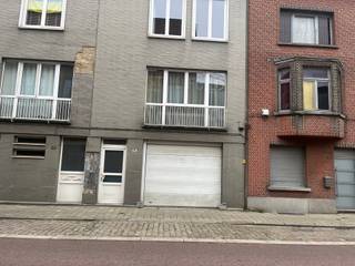 Te Huur: Magazijnruimte van 100 m² in 2060 Antwerpen – Topligging nabij het stadscentrum<br /><br />Gelegen in de Samberstraat te Antwerpen, bevindt zich een gebouw met een ruim magazijn voorzien van eventueel opdeelbare opslagruimtes. De magazijn is toegankelijk via een automatische garagepoort van 2,45m lang en 3m breedt en is ideaal voor diverse bedrijfsactiviteiten.<br /><br />Het pand is strategisch gelegen vlak bij het centrum van antwerpen en in de buurt van verschillende belangrijke wegen. <br /><br />Het pand kan dienen als loods of magazijn voor de bedrijfsvoering, maar biedt tevens de mogelijkheid tot verhuur als parkeerruimte, opslagruimte voor goederen en/of als atelierruimte.<br /><br />Het gebouw is vlot bereikbaar, zowel voor personen- als goederenverkeer, en bevindt het zich in de nabijheid van alle belangrijke voorzieningen.<br /><br />Beschikbaar:<br /><br />Totale oppervlakte: 100 m²<br /><br />Geschikt als loods, magazijn, atelierruimte of parkeer- en opslagplaats<br /><br /><br /><br />Voor meer informatie of een bezoek ter plaatse kunt u gerust contact opnemen met Sigalit via sigalit@reds.be of via 0475668474.