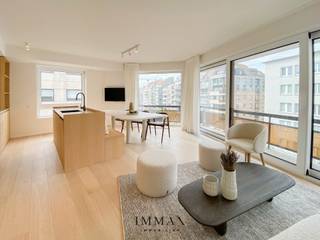 Au coin de la Zoutelaan et de la Lippenslaan, dans le centre animé de Knokke, se trouve cet appartement d'angle entièrement rénové au quatrième étage. Grâce à son orientation sud-ouest, l'appartement bénéficie d'une terrasse ensoleillée et d'une luminosité optimale tout au long de la journée.<br /><br />Lors de la rénovation, des matériaux durables et de haute qualité ont été choisis, tels que la pierre naturelle, le bois massif et le Mortex, ce qui garantit une finition raffinée et intemporelle. Le salon lumineux est relié à la cuisine ouverte, équipée d'appareils électroménagers de qualité et d'un îlot central qui allie parfaitement esthétique et fonctionnalité.<br /><br />L'appartement dispose de trois chambres. La chambre principale est équipée d'un dressing sur mesure, tandis que la deuxième chambre offre de grands placards intégrés. La troisième chambre, plus compacte, est équipée de lits superposés et dispose de sa propre douche. Il y a également une salle de bains élégante avec douche à l'italienne et toilettes, des toilettes séparées pour les invités et un hall d'entrée avec un vestiaire pratique.<br /><br />Enfin, l'appartement dispose d'une cave privative et d'un accès à un local à vélos commun et sécurisé, un atout supplémentaire dans le centre de Knokke.<br />Possibilité d'acheter une place de parking/garage dans les environs !<br />Registre des mesures en cours de demande.<br /><br />N'hésitez pas à nous contacter pour plus d'informations : tél. : 050 62 44 14 ou via knokke@immax.be