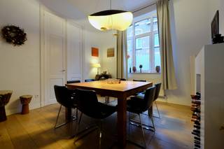 Deze ruime woning beschikt over 3 volwaardige slaapkamers en een lichtrijke living met stijlvolle maatwerk kasten. De knappe, volledig uitgeruste keuken biedt alle comfort. Verder is er zowel een douchekamer als een aparte badkamer, wat zorgt voor extra gebruiksgemak.<br /><br />Achteraan bevindt zich een gezellige tuin van ca. 70 m² met vijvertje, een aangename plek om te ontspannen in alle rust.<br /><br />Interesse? Contacteer ons gerust voor meer informatie of een bezoek ter plaatse.