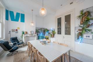 <p>Quares - TREVI Groep presenteert dit unieke pand op een absolute toplocatie in Mechelen. <br />Gelegen aan de Dijle, op wandelafstand van de Vismarkt, de Melaan en de jachthaven, geniet deze eigendom van een uitzonderlijke ligging achter een prachtige historische gevel. Vanuit het pand kijkt u uit op de rivier, de Kraanbrug en de iconische houten huisjes die het stadsbeeld van Mechelen mee bepalen.</p>
<p>Op het gelijkvloers worden 2 ruimtes te huur aangeboden. Momenteel worden deze ingevuld als kantoorruimte, maar ze bieden tal van mogelijkheden voor andere commerciële invullingen. Denk aan een boetiek, galerij, broodjeszaak, praktijkruimte of een innovatief concept dat perfect aansluit bij de levendige omgeving.</p>
<p>De voorste ruimte van ca. 28 m² baadt in natuurlijk licht dankzij de grote raampartijen, en charmeert met authentieke moulures en hoge plafonds. Achteraan bevindt zich een tweede ruimte van ca. 36 m² die zich uitstekend leent als atelier, backoffice of aanvullende werkruimte. Hier zijn reeds een keuken, vestiaire en gastentoilet aanwezig.</p>
<p>Beide ruimtes worden verbonden door een statige inkomhal die tevens toegang biedt tot de bovenliggende appartementen. Deze hal kan fungeren als representatieve toegang voor bezoekers of als afzonderlijke ingang voor medewerkers via de poort aan de zijgevel.</p>
<p>Dankzij de rustige ligging, de aangename sfeer en de hoge plafonds biedt dit pand een comfortabele werkplek voor een team tot ongeveer acht personen. Bovendien kunnen in de directe omgeving ondergrondse parkeerplaatsen gehuurd worden.</p>
<p><strong>Praktisch</strong></p>
<ul>
<li>Maandelijkse huurprijs: € 1.450</li>
<li>Maandelijks lastenforfait: € 100</li>
<li>Jaarlijkse onroerende voorheffing: ca. € 1.450</li>
<li>Beschikbaar vanaf 1 augustus 2026, maar start januari 2027 of daar tussenin vormt eveneens geen probleem</li>
<li>Huurwaarborg: 3 maanden</li>
</ul>
<p>Bent u op zoek naar een karaktervolle ruimte op een unieke locatie in het centrum van Mechelen? Contacteer Tinne Schotsmans via 0477 60 21 99 of tinne.schotsmans@quares-trevi.be voor meer informatie of een bezoek ter plaatse.</p>
<p>Tot binnenkort!</p>