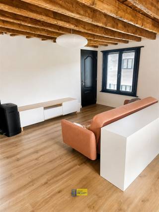 <p><span>Deze charmante en lichtrijke studio van ca. 42 m² combineert een warme uitstraling met praktisch wooncomfort. De authentieke houten balken zorgen voor extra karakter en geven de leefruimte een gezellige sfeer.</span></p><p><span>De studio beschikt over een aangename leefruimte met open, ingerichte keuken, een slaapgedeelte, een aparte werkhoek, een badkamer met douche en een afzonderlijk toilet. Dankzij de slimme indeling wordt de beschikbare ruimte optimaal benut.</span></p><p><span>De studio geniet van een centrale ligging, op korte afstand van het bruisende centrum van Antwerpen, het Centraal Station en tal van winkels en voorzieningen. </span></p><p><span>Een gezellige en praktische studio met karakter, ideaal voor een alleenstaande of koppel op zoek naar een comfortabele woonst.</span></p>