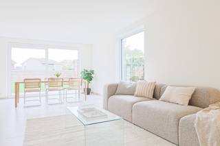Hectaar réalise des maisons neuves, lumineuses, économes en énergie et pratiques dans un projet à taille humaine à Londerzeel.<br />Ces maisons bénéficient d'un emplacement très central avec un accès facile aux routes d'accès, aux commerces et aux écoles. Idéal pour ceux qui souhaitent vivre confortablement avec toutes les commodités à portée de main.<br /><br />Pour chaque maison, l'acheteur a la possibilité d'avoir une influence totale sur l'aménagement et la finition. En collaboration avec nos partenaires fournisseurs habituels, vous choisissez vous-même les matériaux et les finitions selon votre goût et votre budget – ainsi, vous ferez de cette maison votre véritable chez-vous.<br /><br /><strong>Répartition des maisons:</strong><br />Rez-de-chaussée : Hall d'entrée avec WC invités et vestiaire, espace de vie spacieux et lumineux avec cuisine ouverte et garage pratique<br />Étage : Hall de nuit avec WC séparé, trois chambres à coucher de plein pied, espace de rangement séparé et une salle de bain équipée d'une baignoire, d'une douche à l'italienne et d'un meuble lavabo double<br /><br /><strong>Atouts de ces maisons:</strong>
<ul>
<li>Habitat économe en énergie et tourné vers l'avenir</li>
<li>Équipé d'une pompe à chaleur air/eau, de panneaux solaires et de chauffage par le sol</li>
<li>Cuve de récupération des eaux de pluie de 7 500 litres raccordée aux toilettes, à la machine à laver et au robinet extérieur</li>
<li>Emplacement très calme dans un quartier résidentiel</li>
</ul>
Vous souhaitez plus d'informations ? Contactez-nous pour des détails supplémentaires ou pour un rendez-vous à notre bureau à Ternat.<br />(Les photos sont des images de référence de projets précédents)