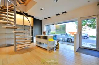 In het bruisende stadscentrum van Ronse treffen we deze veelzijdige eigendom, momenteel een ideale combinatie van wonen en werken onder één dak! De huidige commerciële bestemming biedt verschillende mogelijkheden, maar kan ook gewijzigd worden naar <strong>volledige woonbestemming</strong>, ideaal voor wie op zoek is naar een ruim en karaktervol woonhuis in het centrum.<br /><br />Gelegen in de Stationsstraat, de centrale winkelstraat van Ronse, geniet dit pand van een uitstekende visibiliteit en veel passage. Bovendien op wandelafstand van de Grote Markt, en tal van winkels, horeca, openbaar vervoer en andere faciliteiten.<br /><br />Het pand is ingedeeld als volgt:
<ul>
<li>Kelder (66 m²) : praktische bergruimte</li>
<li>Gelijkvloers: etalage met winkelgedeelte en toog, 3 pashokjes, berging, apart toilet en keuken</li>
<li>1e verdieping: extra winkelruimte of bureauruimte, perfect voor uitbreiding of stock + hal en badkamer uitgerust met toilet, wastafel, droogrek en douche.</li>
<li>2e verdieping: hal en <strong>2 slaapkamers </strong>(12 en 25 m²)</li>
<li>Dakverdieping: <strong>Master bedroom,</strong> die recent <strong>volledig gerenoveerd</strong> werd (29 m²) </li>
</ul>
Meer info? Contacteer Kyamo De Smet: 0479 06 13 71