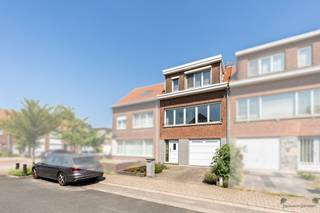 <p><span>Op te frissen bel-etage met 3 slpk's in Schoten</span></p><p><span>Bent u op zoek naar een woning die u volledig naar uw eigen smaak kunt moderniseren? Dan is deze ruime bel-etagewoning in Schoten zeker een bezoek waard. Met een bewoonbare oppervlakte van 157,59 m², drie volwaardige slaapkamers, een garage en een aangename tuin biedt deze woning een uitstekende basis voor een comfortabel gezinswoning. </span></p><h3><span>Indeling</span></h3><p><span>Gelijkvloers:</span><span> Via de ruime inkomhal betreedt u de woning. Op deze verdieping bevinden zich de garage, een gastentoilet en een praktische berging. Achter de garage bevindt zich een extra ruimte met uitzicht op de tuin, ideaal als bureau, hobbyruimte of vierde slaapkamer.</span></p><p><span>Eerste verdieping:</span><span> De eerste verdieping beschikt over een ruime en lichtrijke woonkamer dankzij de grote raampartijen die zorgen voor een aangename natuurlijke lichtinval. Aansluitend bevindt zich de keuken, die u volledig naar eigen smaak kunt vernieuwen.</span></p><p><span>Tweede verdieping:</span><span> Hier vindt u drie volwaardige slaapkamers en een badkamer die in 2014 volledig werd vernieuwd.</span></p><p><span>Ligging:</span><span> De woning is rustig gelegen in een aangename woonwijk in Schoten, op korte afstand van winkels, scholen, openbaar vervoer en belangrijke invalswegen. Dankzij de degelijke constructie, de praktische indeling en de vele mogelijkheden is dit de ideale woning voor wie op zoek is naar een renovatieproject met veel potentieel.</span></p><p><span>Troeven:</span></p><ul><li><span>Bewoonbare oppervlakte van 157,59 m²</span></li><li><span>Bel-etagewoning met veel potentieel</span></li><li><span>Drie volwaardige slaapkamers</span></li><li><span>Extra kamer op het gelijkvloers, ideaal als bureau of vierde slaapkamer</span></li><li><span>Ruime en lichtrijke leefruimte</span></li><li><span>Garage met sectionale poort (2023)</span></li><li><span>Badkamer volledig vernieuwd in 2014</span></li><li><span>Dak volledig vernieuwd en geïsoleerd in 2014</span></li><li><span>EPC B (200 kWh/m² jaar)</span></li><li><span>Tuin heraangelegd (2012)</span></li></ul><p><span> </span></p><p><span> </span></p><p><span>Interesse? Neem vandaag nog contact met ons op voor meer informatie of een bezichtiging!</span></p><p><span> </span></p>