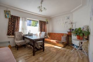 <p>Appartement in Mechelen met koer en een praktische ligging vlak bij het station en het centrum.</p><p><br /></p><p>Dit gelijkvloers appartement biedt een vlotte bereikbaarheid in een aangename woonomgeving aan de stadsrand van Mechelen. Dankzij de praktische indeling en de twee slaapkamers is dit appartement geschikt voor wie op zoek is naar een eerste woonst, een investering of compact wonen met alle voorzieningen binnen handbereik. De koer vormt een extra buitenruimte waar je rustig kan genieten. Bovendien bevinden winkels, scholen, openbaar vervoer en het treinstation zich op korte afstand, wat zorgt voor een vlotte dagelijkse mobiliteit. Het EPC-label C biedt daarnaast een degelijke energetische basis.</p><p><br /></p><p>Belangrijkste ruimtes:<br />• Inkomhal met toegang tot de verschillende ruimtes<br />• Woonkamer<br />• Keuken<br />• Badkamer uitgerust met ligbad en enkele wastafel in meubel<br />• Apart toilet<br />• 2 slaapkamers geschikt als slaap-, werk- of hobbyruimte<br />• Koer met plaats om buiten te zitten<br />• Kelder</p><p><br /></p><p>Troeven:<br />• Gelijkvloers wonen met praktische indeling<br />• Gezellige koer als extra buitenruimte<br />• Centrale ligging nabij centrum, station en openbaar vervoer</p><p><br /></p><p>Neem vandaag nog contact op voor een bezoek.</p><p><br /></p><p>JOUW DROOMAPPARTEMENT. ZO GEVONDEN!</p>