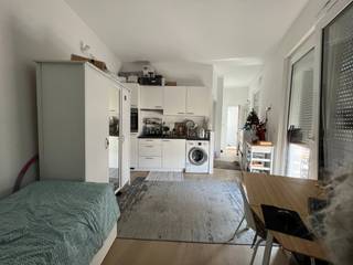 Zonnige studio in de rustige, centraal gelegen Kiliaanstraat, op de hoek met Begijnenvest, in het hartje van Antwerpen. De studio met balkon op de tweede verdieping (geen lift) beschikt over alle moderne comfort, eigen badkamer (toilet, douche en lavabomeubel) en ingericht keukenblok (ijskast, vuur, oven dampkap), privatief verwarmingssysteem en aparte nutsmeters. Twee grote ramen zorgen voor veel licht en zijn voorzien met automatische rolluiken. E waarde 144 kWh/m² jaar, elektriciteit conform, verwarming op gas d.m.v. condenserende hoogrendementsketel, parketvloer. In de kelderverdieping beschikt de studio over het privatieve genot van een bergplaats. Klein gebouw (in totaal 4 studio's) lage kosten voor de gemeenschappelijke delen. Voor meer informatie of plaats bezoek kan u ons mailen op ann@batimmo-vastgoed.be of op 0473/45.77.37