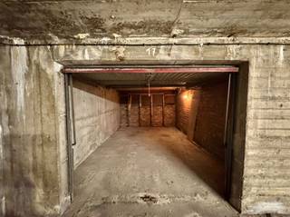 <p><span>Op een uitstekende en strategische locatie in Willebroek, vlak bij de <strong>A12</strong> en belangrijke invalswegen, bevindt zich deze ruime <strong>inpandige garagebox</strong> in Residentie Talmar II.</span></p><p><span>De garage biedt voldoende ruimte voor het veilig parkeren van een wagen en/of het opbergen van extra materiaal. Dankzij de inpandige ligging staat uw voertuig bovendien beschut tegen weersinvloeden. De garage wordt extra beveiligd door de <strong>gemeenschappelijke afgesloten inrijpoort</strong>, wat zorgt voor een veilige en afgesloten omgeving.</span></p><p><span>Een ideale oplossing voor wie op zoek is naar een <strong>veilige, ruime en goed gelegen garagebox</strong> in Willebroek.</span></p>