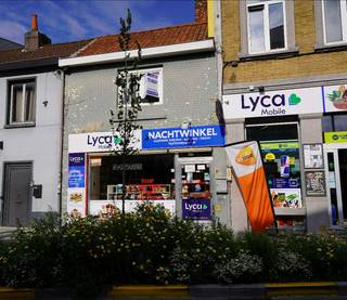 Deze winkel is met de woonst momenteel verhuurd aan 1.450,-€ / maand.<br />Het is een nachtwinkel.<br />Ideaal om zelf uw business te starten.<br />Nachtwinkels genereren goede opbrengst zodat je gemakkelijk én de lening kunt terugbetalen én voorzien in je eigen onderhoud.<br />Electriciteit goedgekeurd, Dubbele beglazing en geïsoleerd dak,<br />Keuken en badkamer zijn doenbaar.<br /><br />Wenst u via architect later een plan in te dienen om het dak recht te trekken en er een volwaardige verdieping van te maken ? Het zal worden goedgekeurd.