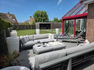 ER IS EEN INSTELPRIJS VAN 599000 EURO OM OP TE BIEDEN. EEN KIJKDAG WORDT GEORGANISEERD OP 21 JUNI VAN 08 - 12 UUR. EEN BODDAG OP 28 JUNI 2026. DE WONING WORDT VERKOCHT AAN DE HOOGSTE BIEDER, ZO DE MINIMUMPRIJS IS BEREIKT OF OVERSCHREDEN.<br />VOOR MEER INFO/INSCHRIJVEN KIJKDAG : ivo.maertens@telenet.be. Ik antwoord asap! <br /><br />- doodlopende straat : kinderen kunnen spelen.<br />- 710 m2 grond !<br />- De woning is niet oud (29 jaar) en werd steeds ‘up to date’ gehouden. Instapklaar !<br />- Met kwalitatieve en duurdere materialen ingericht (volkerndeuren (brandvertragend), graniet, inox en glas)<br />- Oriëntatie : zuiden ! Zon in de veranda/living, op terras, in de tuin en op de zonnepanelen.<br />- Destijds zeer goed geïsoleerd, geringe energiekosten, ongeveer 110 euro/maand. Aantoonbaar over elk jaar !<br />- EPC-label B !<br />- Ruime tuin.<br />- Poolhouse (40m2), carport (28 m2) (met vergunning) EN afsluitingen, in tropisch hardhout (Padouk en Bankirai).<br />- 5 à 6 parkeerplaatsen op de oprit.<br />- Dubbele garage.<br />- Beneden : dubbele garage, gang naar bovenverdieping, ruime living met open keuken, geïntegreerde veranda, gang inkom, toilet, berging, slaapkamer 1 en ‘en suite’ badkamer (alles beneden) ruime vestiaire in de gang.<br />- Boven : Slaapkamer 2, slaapkamer 3 (allebei met sanitair), toilet, berging, en grote (45 m2) ontspanningsruimte welke nu een fitnessruimte, welness en cinema bevat, afzonderlijk verwarmbaar ! (mogelijk : 2 slaapkamers)<br />- Zolder.<br />- 16 Zonnepanelen<br />- Inbouwcassette houtvuur in de living.<br />- Geïntegreerde veranda, opwarming woning in de winter. Automatische zonnewering buitenkant voor de zomer.<br />- Wandelafstand (400 m) naar strand.<br />- Natuurgebied overzijde woning (bouwverbod).<br />- Zeer ruime woning (bewoonbaar 250 m2 + carpot en poolhouse).<br />- Op wandelafstand openbaar vervoer tram en bus (300 m).<br />- Op wandelafstand : 2 scholen : Schoolstraat en Kerkstraat.<br />- Op wandelafstand centrum en winkels (500 m).<br />- Regenput : 10.000 liter met voorfilter.<br />- Bouwplannen en vergunningen voorhanden !