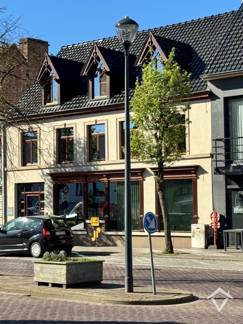 Deze instapklare handelswoning is gelegen in het centrum op een commerciële topligging op de markt van Koekelare - foto 4