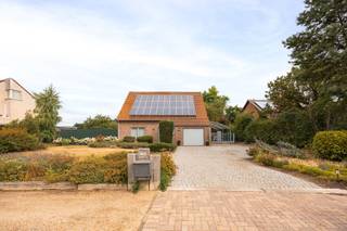 Voor verdere info of een bezoek in de woning: joeri.vandeven@homixx.be of 016 19 93 46.<br /><br />Met veel genoegen stellen wij deze charmante open bebouwing op een rustige toplocatie aan u voor. Deze woning blinkt uit door zijn ligging, en een mooi perceel van 20are!<br />Deze verrassend ruime gezinswoning combineert hedendaags wooncomfort op een doordachte wijze met een uitstekende energetische prestatie.<br /><br />Bij het betreden van de woning komt u via de inkomhal terecht in de gezellige leefruimte met recente achterbouw. Aansluitend bevindt zich de vernieuwde en volledig geïnstalleerde keuken, die erg praktisch is ingericht. De gelijkvloerse verdieping is verder uitgerust met een handige berging/wasplaats, én een ruime garage. De achterbouw geeft een prachtig overzicht over de tuin met zwembad, en het achterliggende groene perceel.<br /><br />De bovenverdieping biedt plaats aan maar liefst vier volwaardige slaapkamers en een verzorgde badkamer. Daarnaast is er een ruime zolder aanwezig die uitstekende opbergmogelijkheden biedt. <br /><br />De absolute uitblinker buiten is het prachtige zwembad met uitzicht op de achterliggende weide, wat zorgt voor een instant vakantiegevoel in eigen tuin. Dankzij de gunstige EPC-score B geniet u bovendien van een energiezuinige en toekomstgerichte thuis. De woning is intussen ook uitgerust met zonnepanelen, en van een airco.<br /><br />Kortom, een unieke kans om te wonen op een toplocatie boordevol charme. U laat deze kans toch niet liggen!