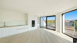 Découvrez ce magnifique appartement neuf situé dans un immeuble prestigieux, doté de deux chambres à part entière, idéalement situé au cœur de Knokke, à quelques pas des commerces, des restaurants et de la gare.<br /><br />L'appartement dispose d'un hall d'entrée spacieux avec vestiaire et toilettes invités. Le salon-salle à manger lumineux s'ouvre sur une terrasse ensoleillée l'après-midi, où vous pourrez profiter d'un moment de tranquillité. La cuisine ouverte et entièrement équipée s'intègre parfaitement à l'espace de vie. Vous trouverez également un débarras pratique avec des branchements pour une machine à laver et un sèche-linge.<br /><br />Les deux chambres sont spacieuses et disposent chacune d’une salle de douche privative, ce qui garantit un confort et une intimité optimaux. De plus, un local à vélos commun est disponible au rez-de-chaussée.<br /><br />Il est également possible d’acquérir une place de parking facilement accessible et/ou un garage spacieux au sein de la résidence.