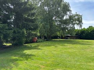 <p><strong>Century21Immonero stelt voor:</strong></p><p>Absolute topligging, in een rustige en residentiele omgeving, op wandelafstand van treinstation, Zoniënwoud en park van Solvay, vindt u deze bouwgrond voor een 3 gevelwoning op een mooi vlak terrein van 7A85ca met 11m gevelbreedte.</p><p>Er kan een woning van 7x15 m opgericht worden. Op sommige plaatsen kunnen er zich nog resten van funderingen van serres in de ondergrond bevinden. Geen bouwverplichting.</p>