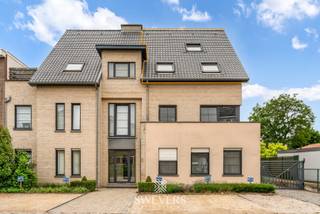 Voor meer info en foto’s, surf naar www.swevers.be – Dit instapklare duplex dakappartement in Herk-de-Stad (Kapelstraat 8 bus 6, Berbroek)...