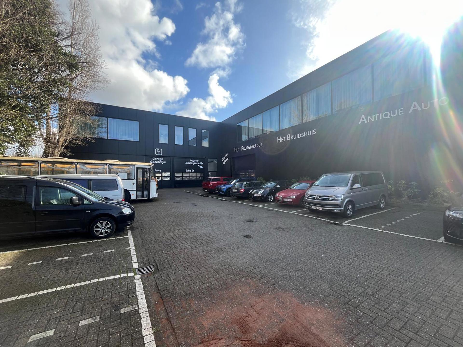 Verrassend ruim hoekgebouw te Merksem industrie - foto 5