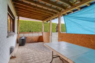 Alleenstaande, deels gerenoveerde woning te koop in DesselgemIndeling:Gelijkvloers: inkomhal met gastentoilet, woonkamer met gaskachel, polyvalente...