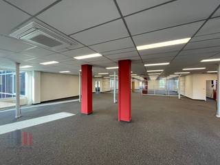 Espaces de bureaux d'une superficie de 738 m² à louer le long de la N60 avec accès immédiat à l'E40 (1 km), l'E17, le R4 et le centre de Gand. La...