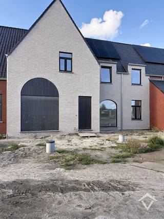 Deze nieuwbouwwoning bestaat uit: inkomhal - toilet - living - keuken - terras - tuin - wasplaats - berging - garage - nachthal - 3 slaapkamers - badkamer - zolder. <br /><br />EPC: woning in aanbouw. Vrij 1/10/2026. Huurprijs 1470 €/mnd