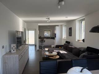 De recente passiefwoning is gelegen in een rustige verkaveling en bestaat uit: inkom met gastentoilet - living met open keuken (incl...