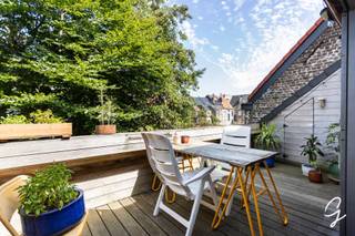 <p><strong>Située dans un emplacement de premier choix, à quelques pas de Portus Ganda et du centre historique de Gand, cette maison entièrement rénovée (rénovation en 2009) est une véritable opportunité.</strong></p>
<p>Cette habitation économe en énergie allie tout le confort moderne à un excellent <strong>PEB de classe B</strong>. Grâce à une installation électrique conforme, des finitions de qualité et un agencement fonctionnel, vous pourrez vous y installer immédiatement en toute sérénité.</p>
<p>Avec une surface habitable de <strong>169 m²</strong>, cette maison offre un espace de vie particulièrement généreux.</p>
<p><strong>AGENCEMENT :</strong><br />Au rez-de-chaussée, vous trouverez un hall d'entrée, un local à vélos pratique, une buanderie, des toilettes invités ainsi qu'une première chambre ou un bureau donnant accès à une agréable terrasse.</p>
<p>Le premier étage comprend deux grandes chambres et une spacieuse salle de bains équipée d'une baignoire, d'une douche à l'italienne, d'un double lavabo et d'un deuxième WC.</p>
<p>Au dernier étage, vous profiterez d'un séjour lumineux avec cuisine ouverte, donnant accès à une seconde terrasse ensoleillée avec espaces de rangement.</p>
<p><strong>LES ATOUTS :</strong></p>
<ul>
<li>PEB B</li>
<li>Électricité conforme</li>
<li>Grande cave</li>
<li>Possibilité d'installer ultérieurement un ascenseur privatif grâce à une gaine technique déjà prévue.</li>
</ul>
<p>En installant des panneaux solaires, il est possible d'obtenir un <strong>PEB A</strong> !</p>
<p><strong>UN ATOUT MAJEUR : L'EMPLACEMENT !</strong><br /><strong>Mobiscore : 9,4/10 !</strong><br />Cette maison bénéficie d'une situation exceptionnelle à Gand, à proximité immédiate des commerces, restaurants, écoles, transports en commun et de toutes les commodités, accessibles à pied ou à vélo.</p>
<p>Pour plus d'informations ou pour organiser une visite, contactez <strong>Marianne</strong> au <strong>0478 38 12 88</strong>.</p>
<p>Les superficies mentionnées sont données à titre indicatif et n'ont aucune valeur contractuelle.</p>