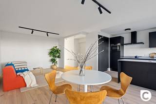 <p><span>Gerenoveerd 2-slaapkamerappartement met 2 terrassen en gunstig EPC</span></p><p><span>Dit verzorgd 2-slaapkamerappartement bevindt zich op de zesde verdieping van een goed onderhouden gebouw op een uitstekende locatie. Winkels, scholen, openbaar vervoer en parken bevinden zich op wandelafstand, terwijl u dankzij de nabijheid van de belangrijkste invalswegen vlot richting Antwerpen, Mechelen en Brussel rijdt. Het appartement werd on 2022 grondig vernieuwd en combineert een moderne uitstraling met een praktische indeling en veel natuurlijke lichtinval.</span></p><p><span> </span></p><p><span>Inkomhal</span></p><p><span>U betreedt het appartement via een inkomhal met ingemaakte vestiairekast en parlofoon. Van hieruit heeft u toegang tot alle vertrekken.</span></p><p><span> </span></p><p><span>Leefruimte & keuken</span></p><p><span>De leefruimte geniet van een aangename lichtinval dankzij de grote raampartijen aan de voorzijde. De parketvloer zorgt voor een warme en tijdloze uitstraling. Aansluitend bevindt zich de open keuken met eiland, uitgerust met alle hedendaagse toestellen en voorzien van voldoende werk- en opbergruimte. Ook aan praktisch comfort werd gedacht, met ingemaakte kasten waarin de aansluiting voor wasmachine en droogkast discreet werd geïntegreerd. Vanuit zowel de leefruimte als de keuken heeft u toegang tot het overdekte terras aan de voorzijde (ca. 9 m²), een aangename plek om te ontspannen.</span></p><p><span> </span></p><p><span>Slaapkamers & badkamer</span></p><p><span>Via de nachthal bereikt u de twee ruime slaapkamers (ca. 12 m² en 15 m²), rustig gelegen aan de achterzijde van het gebouw. Beide kamers geven rechtstreeks toegang tot het tweede terras. De badkamer is stijlvol afgewerkt en beschikt over een ruime inloopdouche, een elegant lavabomeubel en een handdoekradiator. Daarnaast is er een apart toilet aanwezig.</span></p><p><span> </span></p><p><span>Terrassen, kelder & autostaanplaats</span></p><p><span>Met een terras aan zowel de voor- als achterzijde geniet u op elk moment van de dag van zon of schaduw. Het terras achteraan (ca. 7 m²) vormt een rustige buitenruimte aansluitend aan de slaapkamers. Verder beschikt het appartement over een privatieve kelderberging. Een autostaanplaats is mee aan te kopen aan 9.500 euro.</span></p><p><span> </span></p><p><span>Extra troeven</span></p><p><span>- Gerenoveerd en instapklaar</span></p><p><span>- EPC-score 80 kWh/m² jaar</span></p><p><span>- Open keuken met eiland</span></p><p><span>- Twee ruime terrassen</span></p><p><span>- Autostaanplaats beschikbaar</span></p><p><span>- Uitstekende ligging nabij winkels, openbaar vervoer en invalswegen</span></p><p><span>- Mobiscore 9,7/10</span></p><p><span> </span></p><p><span>Een lichtrijk en comfortabel appartement met een moderne afwerking, twee terrassen en een uitstekende bereikbaarheid. Ideaal voor wie op zoek is naar een instapklare woonst op een centrale locatie.</span></p>