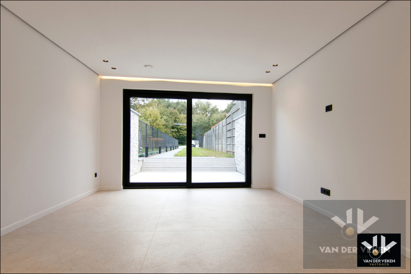 Volledig gerenoveerde, instapklare en energiezuinige rijwoning met 4 slaapkamers, 2 badkamers, zonnig terras, omheinde tuin en toegang achteraan net buiten de Grote Ring van Hasselt. - foto 4