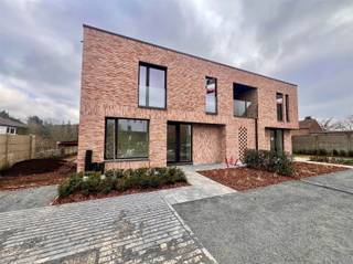 Gelegen in een rustige en landelijke woonomgeving, tussen de dorpskernen van Huldenberg en Loonbeek en vlakbij belangrijke verbindingswegen, zijn...