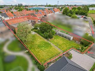 Kloeke woning met vier slaapkamers en ruim magazijn in Hulste.<br />Sommige woningen spreken meteen tot de verbeelding. Deze is er zo één. Zodra je de voordeur opent, voel je het: de ruimte, de stevigheid, het potentieel van een huis dat wacht op een nieuwe eigenaar die er iets moois van maakt.<br />De woning vraagt ongetwijfeld wat liefde en renovatie, maar wie bereid is die stap te zetten, wordt rijkelijk beloond. Vier volwaardige, ruime slaapkamers, royale leefruimtes en een prachtige tuin die uitnodigt om tot rust te komen. Dit is een thuis in de volle betekenis van het woord.<br />Achteraan de woning is er een recht van doorgang en is er toegang tot de tuin, een discrete maar waardevolle troef. Naast de woning bevindt zich een indrukwekkend kloek magazijn, bereikbaar via de poort en via een aparte ingang tussen woning en magazijn. Het dak van dit magazijn verdient in de toekomst de nodige aandacht, maar wie daar doorheen kijkt, ontdekt een ruime en bijzonder praktische ruimte die tal van mogelijkheden biedt, voor opslag, werkplaats of iets heel anders.<br />Tot slot is er nog een bijzonder gegeven dat deze eigendom extra interessant maakt: het perceel biedt mogelijkheden als projectgrond, waar drie à vier rijwoningen kunnen worden opgericht.<br />Benieuwd? Patricia van Maison R verwelkomt je met veel enthousiasme. <br />Bel haar op 0479 368 349 en ontdek wat deze eigendom te bieden heeft.