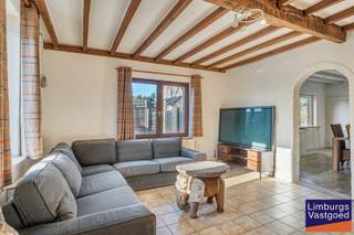 Instapklare woning met vergunde / ruime loods / werkplaats geschikt voor meerdere doeleinden.Deze woning is geschikt voor beginnende / kleine...