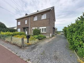 <p><strong>Plan je bezoek in via <u>www.living-stone.be</u></strong></p><p>Deze woning met 3 slaapkamers in Dilbeek combineert een praktische indeling met een tuin, garage en meerdere parkeerplaatsen op eigen terrein. Dankzij de vlotte verbinding naar de Ninoofsesteenweg en het openbaar vervoer geniet je hier van een uitstekende bereikbaarheid.</p><p>Op het gelijkvloers kom je binnen via de inkomhal met vestiaire en gastentoilet. De leefruimte sluit naadloos aan op de keuken, die deels geïnstalleerd is met kookplaat, dampkap, oven en frigo. Via de veranda, voorzien van een aansluiting voor een wasmachine, bereik je de garage.</p><p>De eerste verdieping omvat een nachthal, 3 slaapkamers en een badkamer. Daarnaast beschikt de woning over een zolder die ideaal is als extra bergruimte.</p><p>Buiten geniet je van een aangename tuin en een oprit met plaats voor 2 à 3 wagens.</p><p><strong>Onmiddellijk beschikbaar. </strong>EPC: 318 kWh/m² (label D).</p>