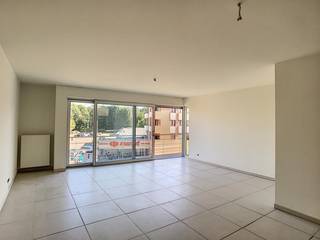 Een 2-slaapkamer appartement met <strong>2 terrassen en garage</strong> gelegen in het centrum van Brasschaat.<br /><br /><strong>Indeling: </strong>Inkomhal met apart toilet, woonkamer met ingerichte keuken met toegang tot terras, aparte berging, 2 slaapkamers met toegang tot 2de terras en badkamer met inloopdouche.<br /><br /><strong>Bijzonderheden:</strong><br />-<strong> </strong><span>Algemene kosten: 60 euro/maand. <br />- Lift.<br />- Garagestaanplaats inclusief.<br />- Beschikbaarheid overeen te komen</span>