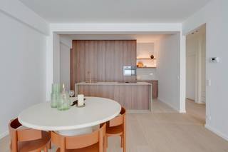 In residentie AM51, gelegen aan de Amerikalei 51, bieden we dit instapklare en smaakvol afgewerkte appartement te koop aan. Het gebouw ondergaat momenteel een vernieuwing. Dit appartement behoort tot de eerste volledig afgewerkte units in het project – een unieke kans om nu al te wonen in een vernieuwd gebouw dat binnenkort volledig tot zijn recht komt.<br /><br />Met een bewoonbare oppervlakte van ca. 82 m² geniet u van een ruime en lichtrijke leefruimte met een open keuken, coffeecorner en centraal eiland. De maatwerkkeuken in notelaar, afgewerkt met een travertin werkblad, is uitgerust met alle nodige toestellen en vormt een echte eyecatcher die perfect aansluit bij de leefruimte.<br /><br />Verder beschikt het appartement over één comfortabele slaapkamer, een stijlvolle badkamer, een apart gastentoilet, een praktische vestiairekast en een ruime berging met aansluiting voor wasmachine en droogkast. Het appartement behaalt bovendien een gunstig EPC-label A, wat bijdraagt aan een energiezuinig en comfortabel woonklimaat.<br /><br />Privatieve kelderberging inbegrepen. <br /><br />De ligging is een absolute troef. Amerikalei 51 bevindt zich op een uitstekende locatie nabij het Zuid en de Marnixplaats, één van de meest levendige buurten van Antwerpen. Tal van restaurants, cafés, winkels en boetieks bevinden zich op wandelafstand, evenals een vlotte verbinding naar het stadscentrum en belangrijke invalswegen. Parkeren kan eenvoudig voor de deur met een bewonerskaart. Voor het gebouw zijn 4 openbare laadpunten.<br /><br />Bent u op zoek naar een kwalitatief afgewerkt appartement op een topligging in Antwerpen? Dan is dit een opportuniteit die u niet wil missen. Contacteer ons voor meer informatie of een bezoek.
