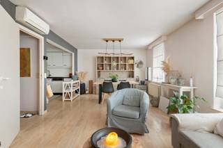 Dit appartement bevindt zich op de eerste verdieping van een kleinschalig gebouw op een centrale locatie in Putte-Kapellen.<br /><br />Het appartement werd goed onderhouden en heeft een gunstig EPC label B.<br /><br />We komen binnen in de inkom die is voorzien van een gastentoilet met handenwasser.<br /><br />De open leefruimte is voorzien van airconditioning en heeft veel lichtinval. De leefruimte is ingedeeld in een gezellige zithoek en een eetkamer op travertin vloer. Aansluitend komen we in de keuken, die is ingericht met een kookplaat, oven, koelkast, vaatwasser, spoelbak en voldoende kastruimte.<br /><br />De badkamer is voorzien van een inloopdouche en een badkamermeubel met dubbele lavabo.<br /><br />Tegenover de badkamer bevindt zich de praktische berging met aansluitingen voor wasmachine en droogkast.<br /><br />Ten slotte vinden we twee slaapkamers, die uitgeven op een ruim terras.<br /><br />Het appartement komt met een afgesloten garagebox achteraan het gebouw, welke is inbegrepen in de vraagprijs.<br /><br />Het appartement is gelegen aan de Klinkaardstraat in Putte-Kapellen.<br /><br />Een centrale locatie met alle voorzieningen zoals winkels, scholen en openbaar vervoer in de directe nabijheid.<br /><br />Een extra troef voor gezinnen met kinderen is de poort achteraan het gebouw, die rechtstreeks toegang biedt tot de achterliggende buurt met scholen en een speeltuin. Zo bevinden deze voorzieningen zich vlakbij en is de omgeving bijzonder kindvriendelijk.