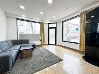 <p><span>Deze mooie hoekwoning is gelegen op een centrale en strategische locatie in Antwerpen-Berchem, op korte afstand van het stadscentrum en met een vlotte verbinding naar de belangrijkste invals- en uitvalswegen. Dankzij de hoekligging geniet de woning bovendien van een aangename uitstraling en een uitstekende zichtbaarheid.</span></p><p><span>De woning beschikt over een totale bewoonbare oppervlakte van ongeveer 187 m² en biedt dankzij de ruime indeling tal van mogelijkheden. De verschillende leefruimtes kunnen naar eigen wens worden ingericht en aangepast, waardoor de woning zowel geschikt is voor gezinnen als voor wie op zoek is naar een ruime en veelzijdige stadswoning.</span></p><p><span>De woning biedt een aangename combinatie van leefruimte, comfort en praktische mogelijkheden. Dankzij de ruime oppervlakte zijn er verschillende opties om de woning verder naar eigen smaak en behoeften in te richten of te optimaliseren.</span></p><p><span>Ook de ligging vormt een belangrijke troef. In de directe omgeving bevinden zich tal van winkels, horecazaken, scholen en andere dagelijkse voorzieningen. Daarnaast zorgen de nabijgelegen invals- en uitvalswegen voor een vlotte bereikbaarheid van Antwerpen-centrum en de omliggende gemeenten. Ook het openbaar vervoer is gemakkelijk bereikbaar.</span></p><p><span>Dankzij de centrale ligging, de ruime bewoonbare oppervlakte en de aantrekkelijke hoekligging biedt deze woning tal van mogelijkheden voor de toekomstige eigenaar.</span></p><p><span>Een interessante opportuniteit voor wie op zoek is naar een ruime en veelzijdige woning op een centrale locatie in Antwerpen-Berchem.</span></p>
