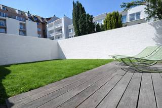 Dit stijlvol tuinappartement bevindt zich in een kleine, standingvolle residentie op een rustige locatie nabij de Zoutelaan.<br />Indeling:<br />Inkomhal met vestiaire en gastentoilet.<br />Volledig ingerichte open keuken met eethoek, grenzend aan een praktische berging/wasplaats.<br />Gezellig salon. Vanuit de leefruimte kan men genieten van een open zicht.<br />De eerste volwaardige slaapkamer beschikt over ingemaakte kasten.<br />Aparte badkamer met ligbad/douche, dubbele wastafel en toilet.<br />Tweede volwaardige slaapkamer, eveneens met ingemaakte kasten, en een aansluitende douchekamer.<br />Beide slaapkamers bieden toegang tot het zonnige terras en de privatieve tuin.<br /><br />Privatieve kelder en gemeenschappelijke fietsenberging aanwezig in de residentie.