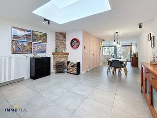 Deze recent gerenoveerde woning biedt op het gelijkvloers een inkomhal en een zeer ruime woonkamer met eetplaats en zithoek. De uitgeruste keuken...