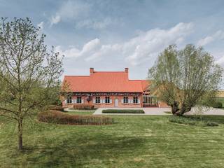 Uitzonderlijk landhuis te koop in Heuvelland. Deze magnifieke eigendom is idyllisch gelegen op 1 hectare tussen de de Vlaamse heuvels. De volledige eigendom is tot in de puntjes afgewerkt en ademt grandeur uit. Welkerkelijk genieten in een oase van rust en privacy.<br /><br />Het landhuis: Gelijkvloers: Inkomhal met apart toilet - ruime lichtrijke woonkamer met prachtige verzichten, ingedeeld in eetplaats, salon en zithoek met toegang tot het terras - royale leefkeuken - gekoelde wijnkelder - aparte bureauruimte - glazen doorgang naar het bijgebouw - gelijkvloerse slaapkamer met en-suite badkamer.<br />Eerste verdieping: Twee slaapkamers met elk een eigen hoogwaardig afgewerkte en-suite badkamer en dressing.<br /><br />Bijgebouwen: Naast de gelijkvloerse slaapkamer beschikt het bijgebouw over een ruime garage, enkele polyvalente ruimtes en een unieke feestzaal met bijkeuken, ideaal voor het entertainen van gasten of als kunstatelier.<br /><br />De eigendom beschikt over verschillende garages. In totaal is er garageruimte voor 4 wagens. Eén van de garages is hoog genoeg voor een motorhome. Verder is er veel parkeerruimte alsook een carport.<br /><br />De troeven<br />Naast de hoogwaardige binnenafwerking en het vele maatwerk in de gehele woning, onderscheidt deze eigendom zich door haar technische performantie en uitzonderlijke veelzijdigheid. De woning beschikt over een EPC B-label, vloerverwarming, zonnepanelen, regenwaterrecuperatie en een eigen grondwaterput. Dit alles, in combinatie met de volledige privacy op een perceel van 1 hectare en de unieke feestzaal, maakt van dit landhuis een instapklare en toekomstgerichte residentie van een zeldzaam kaliber.<br /><br /><br />Bestuursmaatregelen in het maatregelenregister: in aanvraag