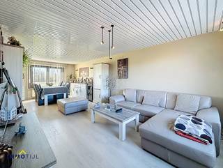 Deze landelijk gelegen gezinswoning met mooi zicht op het omliggende platteland beschikt op het gelijkvloers met een ruime inkomhal, voorzien van...