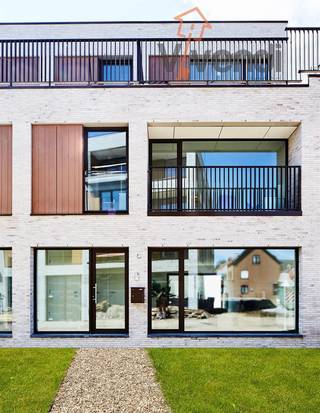 <p>Deze recente en energie zuinige woning betreedt u op het gelijkvloers via de lichte hal met gastentoilet. Via een glazendeur heeft u toegang naar de zonnige leefruimte met aansluitend een volledig geïnstalleerde eetkeuken. Vanuit de keuken en de leefruimte heeft u directe toegang naar de zuidwest georiënteerde tuin van 108m² inclusief een ruim terras van 50m². Op de verdieping treft u 3 ruime slaapkamers(19m², 14m² & 12m²), een apart toilet en een geïnstalleerde badkamer met inloopdouche. Ondergronds, inpandig, beschikt deze woning over 2 afgesloten parkeerplaatsen. Algemene kosten 150,-€/maand.</p>
