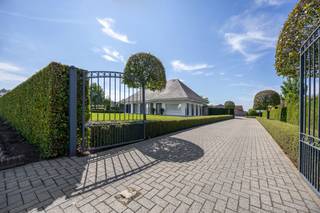 Deze charmante villa is uitstekend gelegen op een vlot bereikbare locatie, op korte afstand van het centrum van Oostmalle. Hier geniet u van een ideale combinatie van rust, ruimte en bereikbaarheid. Bovendien bestaat de mogelijkheid om de achtergelegen weilanden bijkomend aan te kopen.<br /><br />INDELING:<br /><br />Via de mooie oprit bereikt u de woning. Bij het binnenkomen wordt u verwelkomd in een ruime inkomhal. Rechts bevindt zich de lichtrijke leefruimte, die dankzij de vele raampartijen geniet van een aangename lichtinval en een prachtig uitzicht biedt op de fraai aangelegde tuin. Aansluitend bevindt zich de volledig uitgeruste keuken, die rechtstreeks toegang verleent tot het gezellige terras.<br /><br />Links van de inkomhal bevindt zich het slaapgedeelte. De woning beschikt over drie ruime slaapkamers en twee comfortabele badkamers. De eerste badkamer is uitgerust met een enkele lavabo, een ligbad en een toilet. De tweede badkamer beschikt over een dubbele lavabo en een inloopdouche. Via deze badkamer bereikt u bovendien een praktische bureauruimte, een wasplaats en een extra toilet.<br /><br />Verder beschikt de woning over een ruime bergzolder, wat zorgt voor extra opslagmogelijkheden.<br /><br />Buiten geniet u van een prachtig aangelegde, volledig omheinde tuin waar u in alle rust kunt ontspannen. Achter de afsluiting bevindt zich nog een extra perceelsgedeelte met een garage, een opslagplaats en een ruim magazijn. Deze bijkomende gebouwen bieden tal van mogelijkheden voor hobbyisten, zelfstandigen of wie op zoek is naar extra bergruimte.<br /><br />Kortom, een ruime en veelzijdige woning met een uitstekende ligging, ideaal voor gezinnen of wie wonen en werken wenst te combineren.<br /><br />BIJZONDERHEDEN: <br />- Goede bereikbare locatie<br />- Veel mogelijkheden <br />- Veel ruimte<br />- Aangelegde tuin<br /><br />Voor meer info of een bezoek ter plaatse kan u vrijblijvend contact opnemen met Lieselotte op 03.227.58.58 of lieselotte@reds.be.