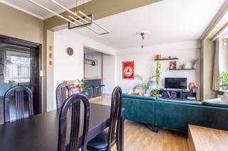 Centraal en energiezuinig wonen<br /><br />Locatie<br />Dit appartement ligt aan de Carnotstraat 131 in 2060 Antwerpen. Tram, bus, trein en de Antwerpse Velo’s bevinden zich in de directe omgeving: een droom voor de pendelaar! Ook winkels en scholen zijn vlot bereikbaar. De Mobiscore is dan ook top: 9,6/10. <br /><br />Beschrijving<br />Het appartement bevindt zich op de eerste verdieping van een verzorgd gebouw en is bereikbaar met de lift. De ruime inkomhal geeft toegang tot een lichtrijke leefruimte aan de voorzijde. De halfopen keuken sluit mooi aan op de leefruimte. Verder beschikt het appartement over twee slaapkamers, waarvan één met een aansluitende badkamer, en een apart toilet. Bewoonbare oppervlakte volgens EPC: 96m². <br /><br />Bijzonderheden<br />- Energiezuinig (EPC-label B)<br />- Asbestveilig<br />- Maandelijkse lasten werkkapitaal: +-205 euro (incl.: voorschot verwarming, voorschot water, professionele syndicus, poetsdienst gemeenschappelijke delen en blokpolis)<br />- Aparte meter voor elektriciteit<br /><br />Verplichte vermeldingen<br />EPC: 143 kWh/m²<br />P-score: A<br />G-score: A<br />Stedenbouwkundige inlichtingen: Vg, Wg, Gvv, Gvkr, Gmo