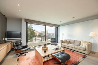 <p>2-slaapkamer appartement met prachtig waterzicht en zicht op het MAS.</p><p>Gelegen op een absolute toplocatie, een uniek uitzicht op het Bonapartedok en het prachtige Museum aan de Stroom. Op een zonnige dag kuier je rond langs de top terrassen en schuif je aan tafel in een van de talrijke restaurants in de buurt. Wil je even gaan shoppen, op nog geen 10 min sta je te voet in het centrum van de bekendste winkelstad van België.</p><p><br />Uniek uitzicht op het Bonapartedok<br />Ruim appartement<br />Mogelijkheid tot huren van een parkeerplaats</p><p>Het appartement is gelegen in een verzorgd gebouw op de 2de verdieping. Bereikbaar per lift of trap. <br />Via de inkomhal krijg je toegang op de lichte leefruimte met open keuken en toegang naar het terras aan de voorzijde. Hier geniet je van één van de uniekste uitzichten in onze Koekenstad. De keuken is uitgerust met Miele-toestellen en heeft een rechtstreekse toegang tot de berging, hier is er ruimte voor proviant en aansluiting wastoestel en droogkast. In de hal is er een gastentoilet met handenwasser. Achteraan 2 ruime slaapkamers, waarvan één met dressing en directe toegang tot de badkamer met douche en ligbad. Het appartement is afgewerkt met een mooie parketvloer en kwalitatieve materialen.</p><p>Ondergronds is er opbergruimte in de kelderberging en mogelijkheid tot huren van een parkeerplaats aan € 150/maand.</p><p>Interesse? Gelieve uw gegevens in te vullen onderaan de advertentie op onze website www.sinjoor.be. De dossierverantwoordelijke zal nadien zo snel mogelijk contact met u opnemen.<br /> </p>