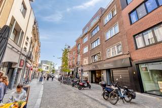 Zeer ruim handelspand van<strong> ca. 1.200 m² nabij station Leuven</strong><br />Op zoek naar een uitzonderlijk ruime handelsruimte op een uitstekend bereikbare locatie in Leuven?<br />Dit handelspand aan de Diestsestraat 242 biedt maar liefst ca. 1.200 m² bruikbare oppervlakte, <strong>verdeeld over twee verdiepingen</strong>, en geniet dankzij de <strong>ruime etalagepartijen </strong>van een uitstekende zichtbaarheid.<br />Het pand ligt op slechts <strong>één minuut wandelen van het station van Leuven,</strong> in de <strong>commerciële Diestsestraat </strong>en v<strong>lakbij Parking De Bond.</strong> Een bijzonder interessante locatie voor een handelszaak, showroom of andere commerciële invulling die nood heeft aan veel ruimte en zichtbaarheid.<br />Indeling<br />Het <strong>gelijkvloers van ca. 800 m² </strong>vormt een zeer ruime commerciële oppervlakte met grote etalagepartijen aan de straatzijde.<br />Via een brede trap is de <strong>eerste verdieping </strong>bereikbaar. Deze biedt nog eens <strong>ca. 400 m² extra ruimte</strong> en kan, afhankelijk van de activiteit, gebruikt worden als bijkomende commerciële ruimte, showroom, kantoor- of stockageruimte.<br /><strong>Troeven</strong><br />Totale oppervlakte van maar liefst ca. 1.200 m²<br />Ca. 800 m² op het gelijkvloers<br />Ca. 400 m² op de eerste verdieping<br />Ruime etalagepartijen en goede zichtbaarheid<br />Brede trap naar de eerste verdieping<br />Gelegen in de Diestsestraat<br />Op slechts 1 minuut wandelen van het station van Leuven<br />Parking De Bond vlakbij<br />Geschikt voor verschillende commerciële invullingen<br />Beschikbaar vanaf 1 oktober 2026<br />Huurprijs<br /><strong>€ 8.500 per maand</strong><br />Een uitzonderlijke kans voor wie op zoek is naar een grote commerciële oppervlakte op een strategische locatie in Leuven.<br />Interesse?<br />Neem contact op met Immo-M voor meer informatie of een bezoek ter plaatse.<br />Immo-M<br />0468 22 53 22<br />info@immo-m.be