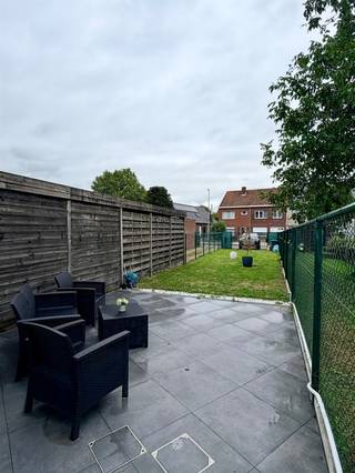 <p><span>OOSTAKKER - </span><span>Ben je op zoek naar een energiezuinige woning met tuin te Oostakker? </span></p><p><span>Dan is deze woning misschien iets voor u. </span></p><p><span> </span></p><p><span>De belangrijkste troeven in een notendop: </span></p><ul><li><span>Energiezuinige woning (EPC B)</span></li><li><span>Mogelijkheid tot elektrisch laden</span></li><li><span>Gezellige tuin met toegang tot de parking achteraan</span></li><li><span>Praktische zolderberging voor extra opbergruimte</span></li><li><span>Gunstig gelegen nabij winkels, openbaar vervoer en belangrijke verbindingswegen</span></li></ul><p><span> </span></p><p><span>Zo ziet de woning eruit: </span></p><p><span>Inkomhal met plaats voor vestiaire, open leefruimte met open geïnstalleerde keuken, badkamer met inloopdouche en een praktische berging met aansluiting voor wasmachine. </span></p><p><span>Op de eerste verdieping bevinden zich 2 slaapkamers. Via een uitklapbare trap bereik je de tweede verdieping met zolderberging. </span></p><p><span>Gezellige tuin met toegang tot de parking achteraan, waar de mogelijkheid bestaat om elektrisch te laten. </span></p><p><span> </span></p><p><span>Belangrijk: </span></p><p><span>Beschikbaar vanaf: 1/10/2026</span></p><p><span>Huurprijs: €1.350 </span></p><p><span>EPC: 150 kWh</span></p><p><span> </span></p><p><span>Voor een bezoek ter plaatse, vul zeker uw huurdersprofiel in via onze website. </span></p>
