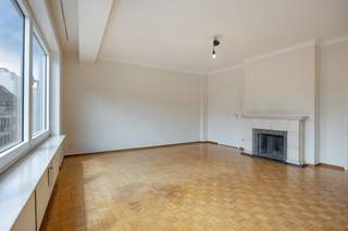 Disposition : - hall d'entrée avec toilettes invités- un espace de vie lumineux avec de grandes fenêtres- cuisine équipée- balcon - 2 chambres-...