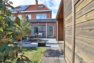 <p><span>Bent u op zoek naar een instapklare gezinswoning waar u zich meteen thuis voelt? Dan is deze verzorgde woning, gelegen in een rustige woonwijk nabij het Molenbeekpark in Melsele, zeker een bezoek waard. Dankzij de talrijke vernieuwingen die de woning doorheen de jaren onderging, geniet u hier van hedendaags wooncomfort zonder ingrijpende werken. De woning werd steeds met zorg onderhouden en is ideaal voor gezinnen, starters of iedereen die op zoek is naar een comfortabele, onmiddellijk bewoonbare thuis.<br /><br /></span><span>Via de inkomhal betreedt u de woning. Op het <strong>gelijkvloers </strong>bevindt zich een ruime gezellige leefruimte die naadloos aansluit op de moderne open keuken. Deze is uitgerust met kwalitatieve toestellen, ruime werkvlakken en heel wat opbergruimte. Dankzij de directe verbinding met het open en overdekte terras en de onderhoudsvriendelijke tuin vormt de keuken het hart van de woning, een aangename plek om samen te koken, te tafelen en te genieten.<br /><br /></span><span>Aansluitend bevindt zich een praktische wasberging. Verder beschikt het gelijkvloers over een apart gastentoilet, een extra technische berging met de cv-ketel en een kleine, droge spender, ideaal als voorraadruimte.<br /><br /></span><span>Op de <strong>eerste verdieping</strong> vindt u drie volwaardige slaapkamers en een verzorgde badkamer, uitgerust met een douche, lavabo en toilet.<br /><br /></span><span>De ruime <strong>zolderverdieping </strong>is bereikbaar via een vaste trap en werd reeds voorzien van verwarming. Deze veelzijdige ruimte biedt tal van mogelijkheden en kan perfect ingericht worden als één of twee extra slaapkamers, een bureau, hobbyruimte of speelkamer.<br /><br /></span><span>Ook buiten is het aangenaam vertoeven. Het ruime open én overdekte terras laat u in elk seizoen genieten van het buitenleven, terwijl de onderhoudsvriendelijke tuin een rustige plek biedt om te ontspannen. De ruime tuinberging met elektriciteit biedt bovendien voldoende plaats voor fietsen, tuinmateriaal of een handige werkruimte.<br /><br /></span><span>Kortom, deze instapklare woning combineert comfort, functionaliteit en uitbreidingsmogelijkheden op een gegeerde, rustige ligging nabij het Molenbeekpark in Melsele. Een uitstekende opportuniteit voor wie zonder zorgen wil verhuizen naar een verzorgde gezinswoning met extra potentieel.<br /><br /></span><span>Graag laten we u deze woning persoonlijk ontdekken. Neem gerust contact met ons op voor bijkomende informatie of een bezoek via verkoop@homevast.be </span><span>of tel. 03 344 77 44.</span></p>